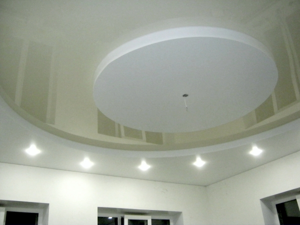 Пример двухуровневого потолка для гостиной 19 м²
