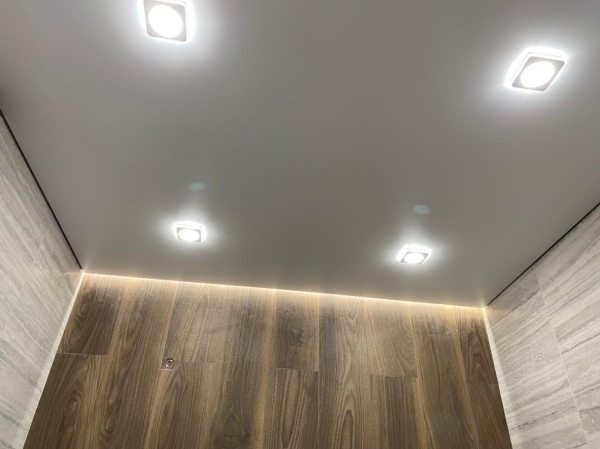 Фото натяжного потолка в туалет