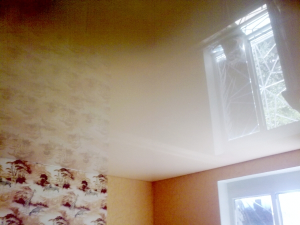 Цветные натяжные потолки