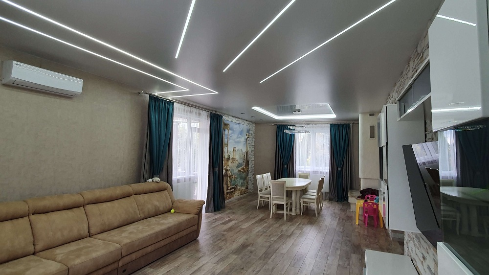 Дизайнерские натяжные потолки со световыми линиями в коридоре