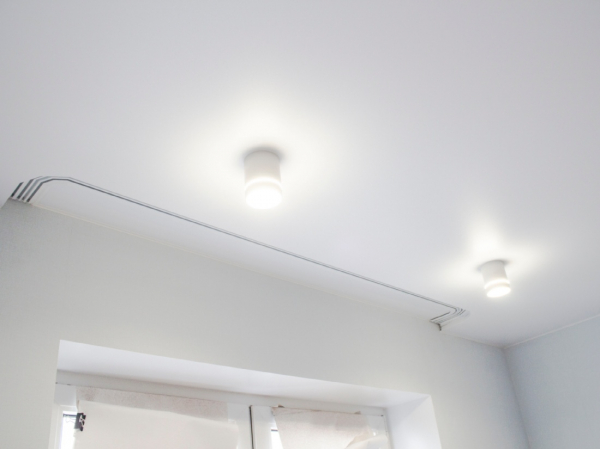 Пример натяжного потолка со скрытой нишей под карниз