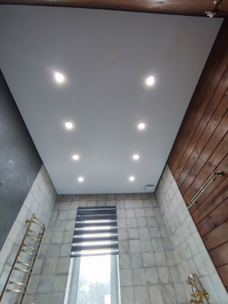 Фото натяжного потолка в ванную комнату