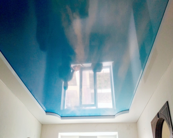 Стоимость глянцевого цветного потолка на лоджии 3 м²
